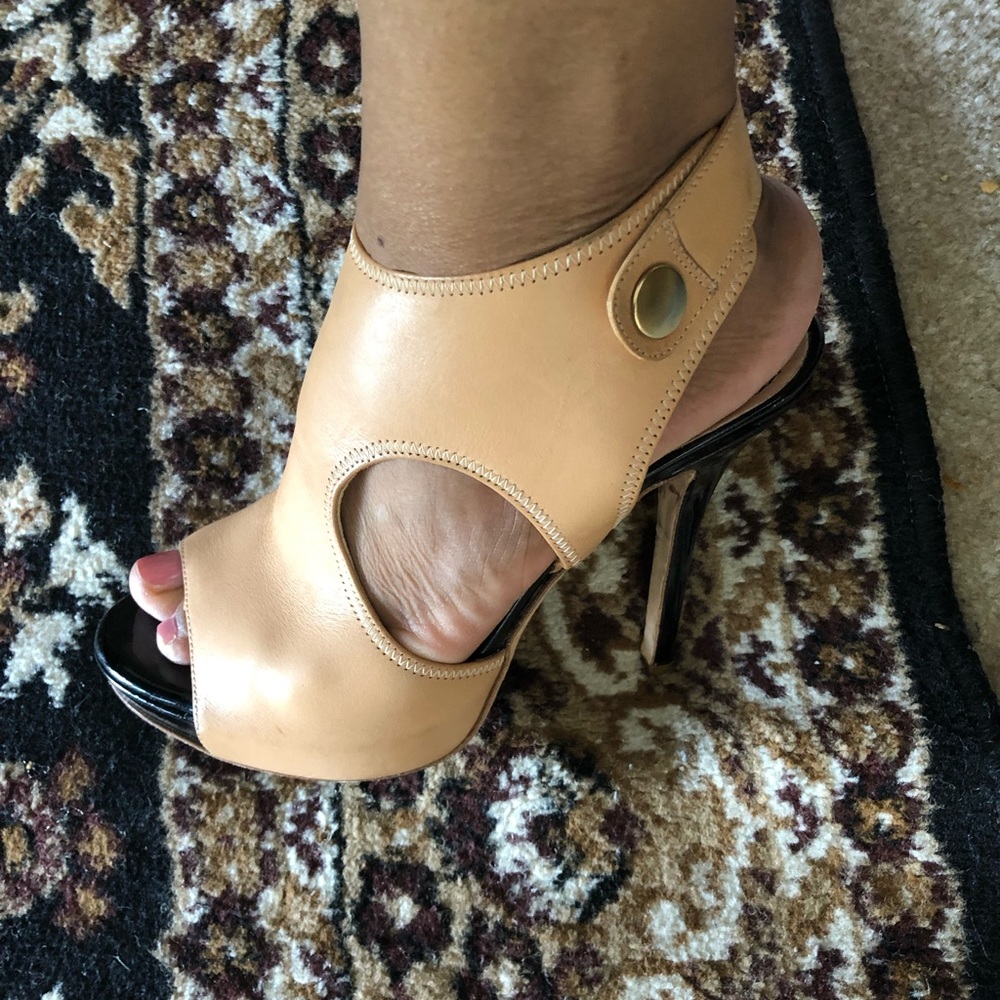 Jerome C. Rousseau -Soft leather sandals. (Size 7)